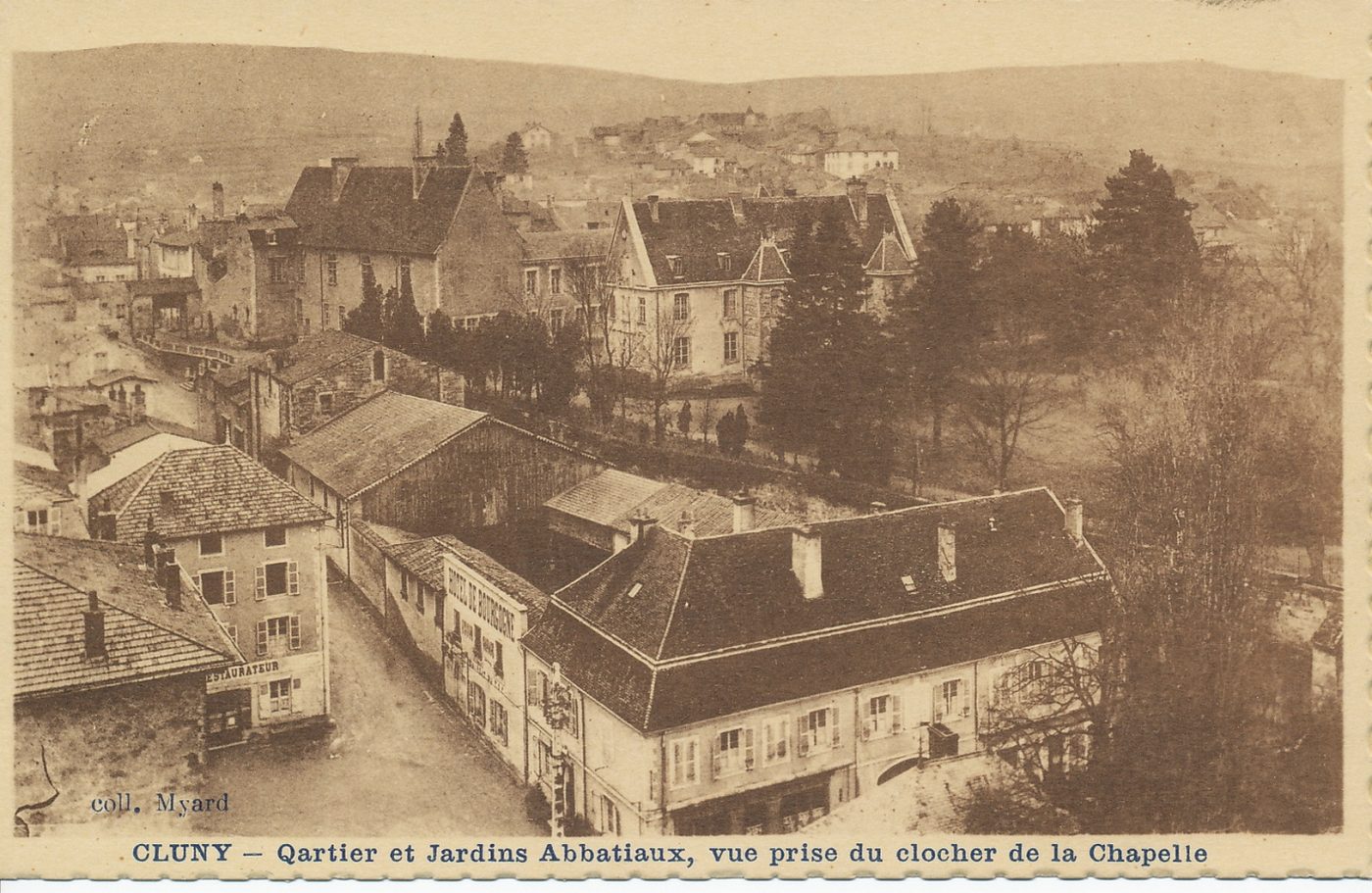 Cluny. Quartier et jardins abbatiaux, vue prise du clocher de la chapelle.
