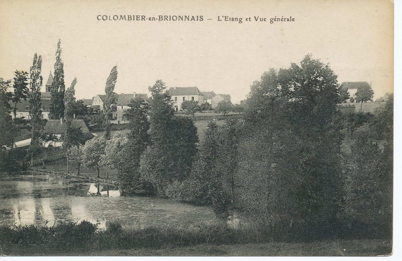 Colombier-en-Brionnais. L'étang et vue générale.