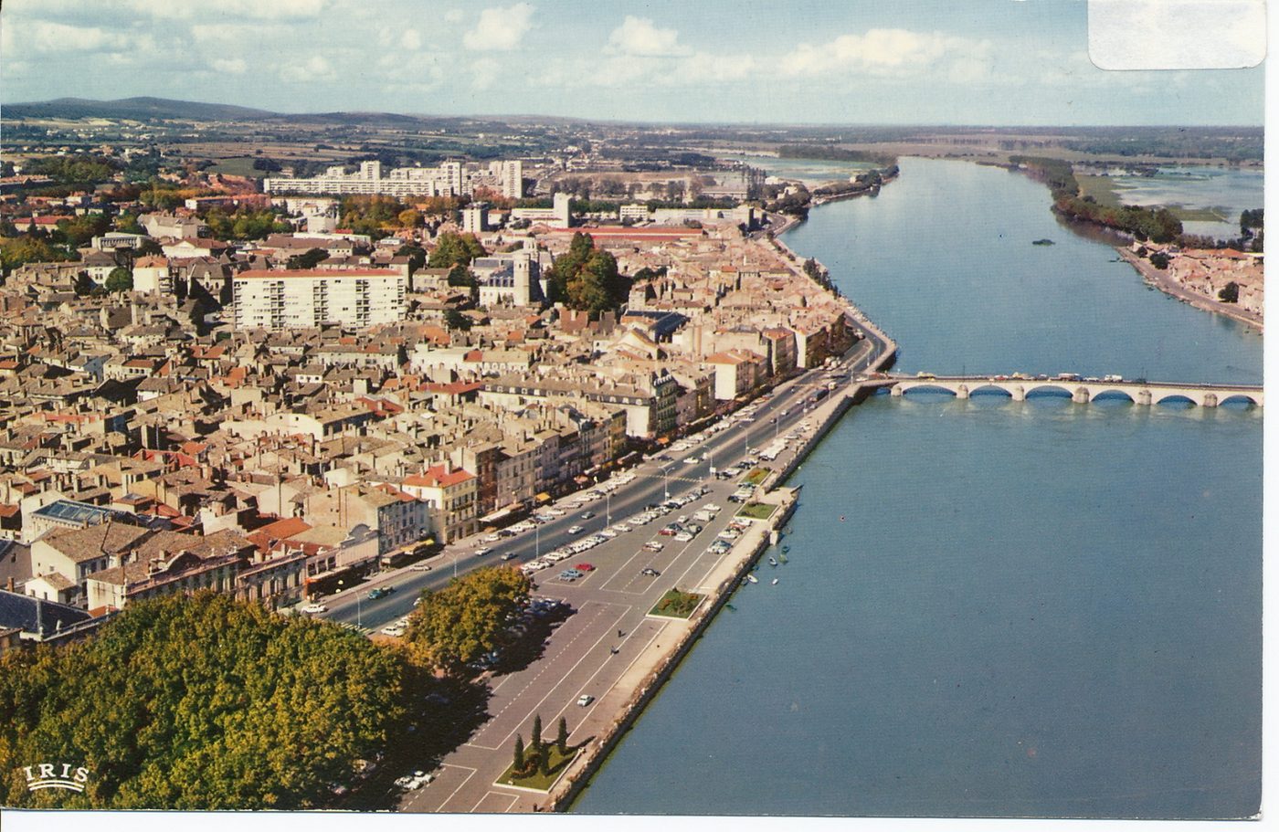 Mâcon. Les quais, la Saône et le pont de Pierre. A gauche le centre ville.