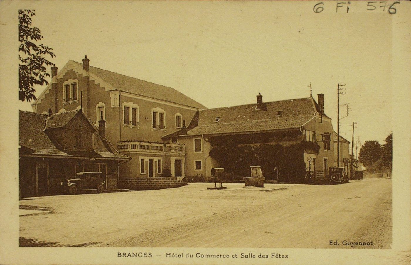 Branges. Hôtel du commerce et salle des fêtes.