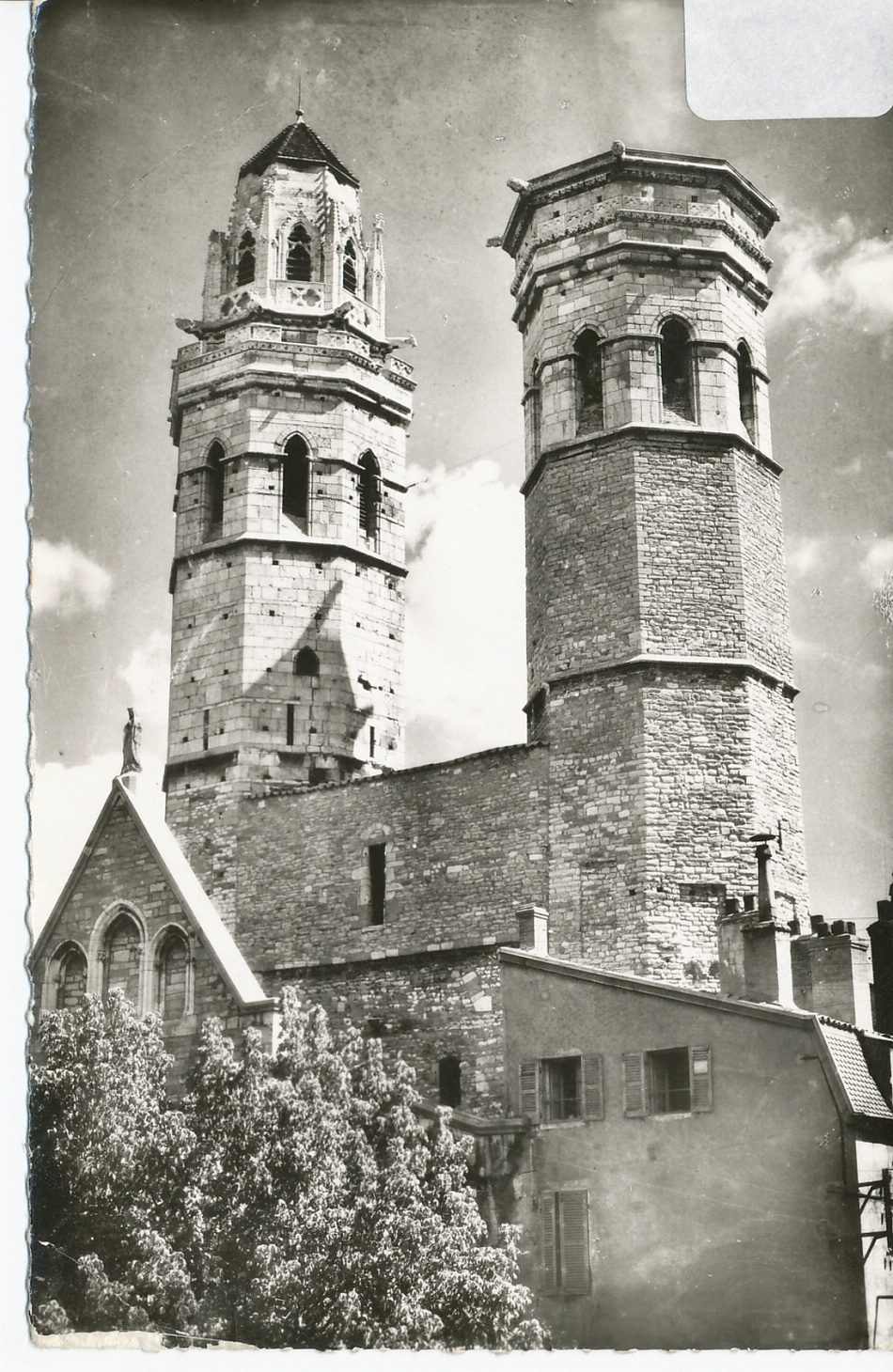Mâcon. Tours du vieux Saint-Vincent (XIIe s. et XIVe s.).