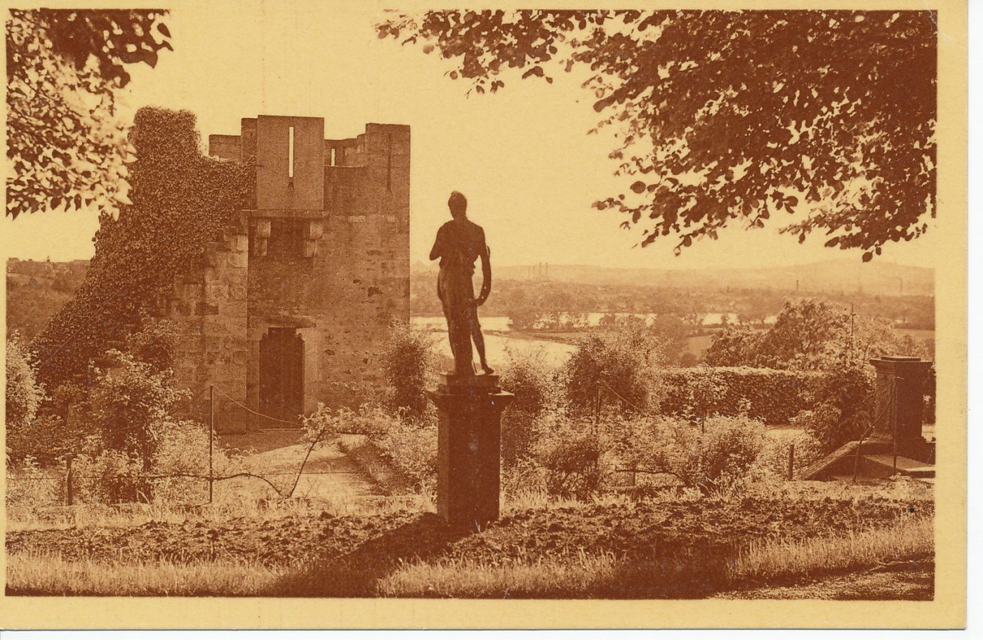 Montceau-les-Mines. Vue générale prise des terrasses du château du Plessis.