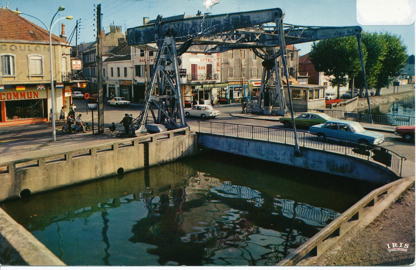Montceau-les-Mines. Le Canal du Centre et le pont levant.