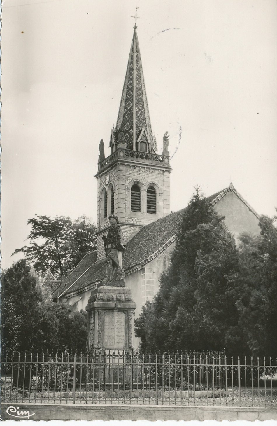 Ouroux-sur-Saône. L'église et le monument.