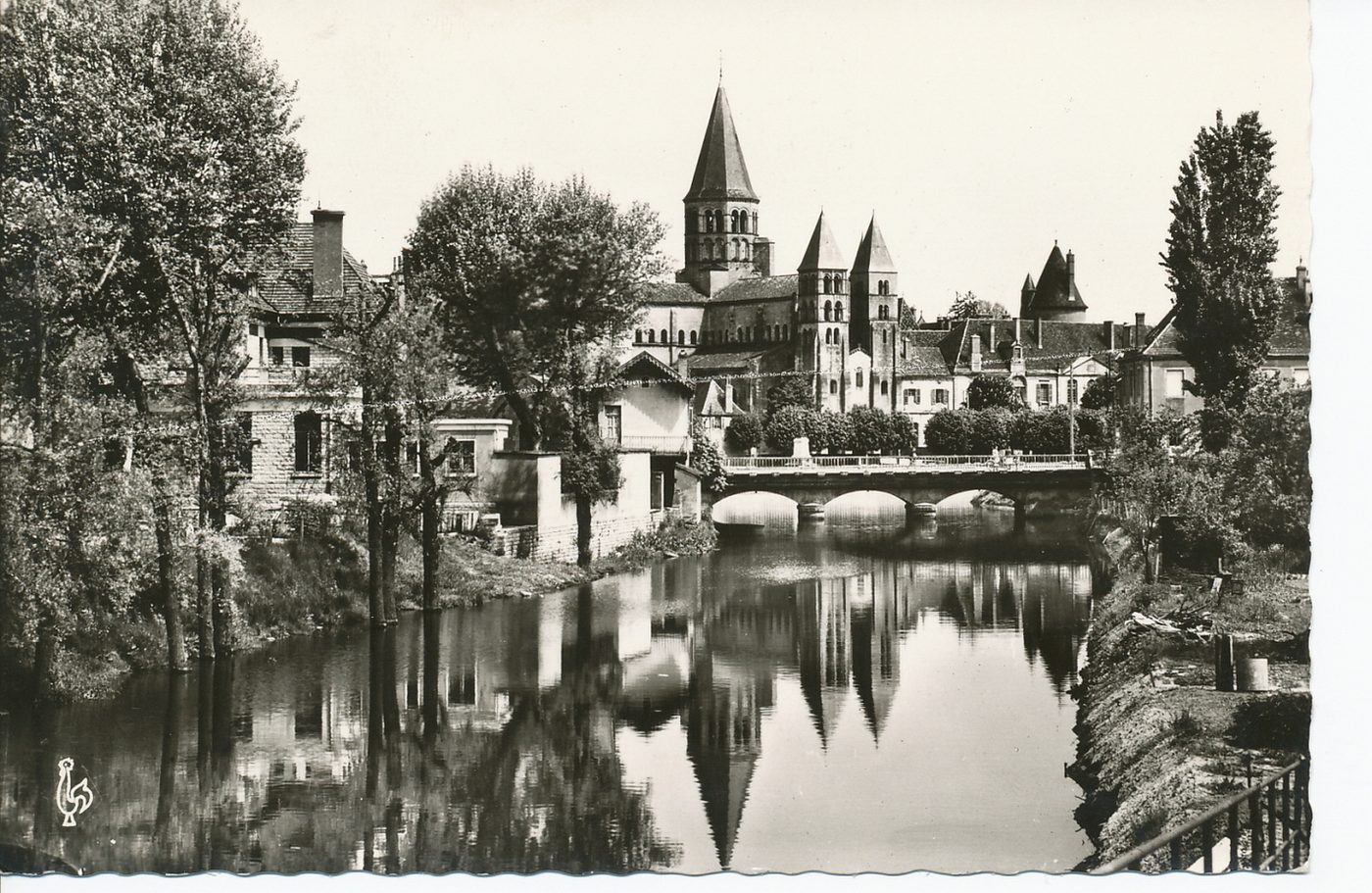 Paray-le-Monial. La basilique et la Bourbince.
