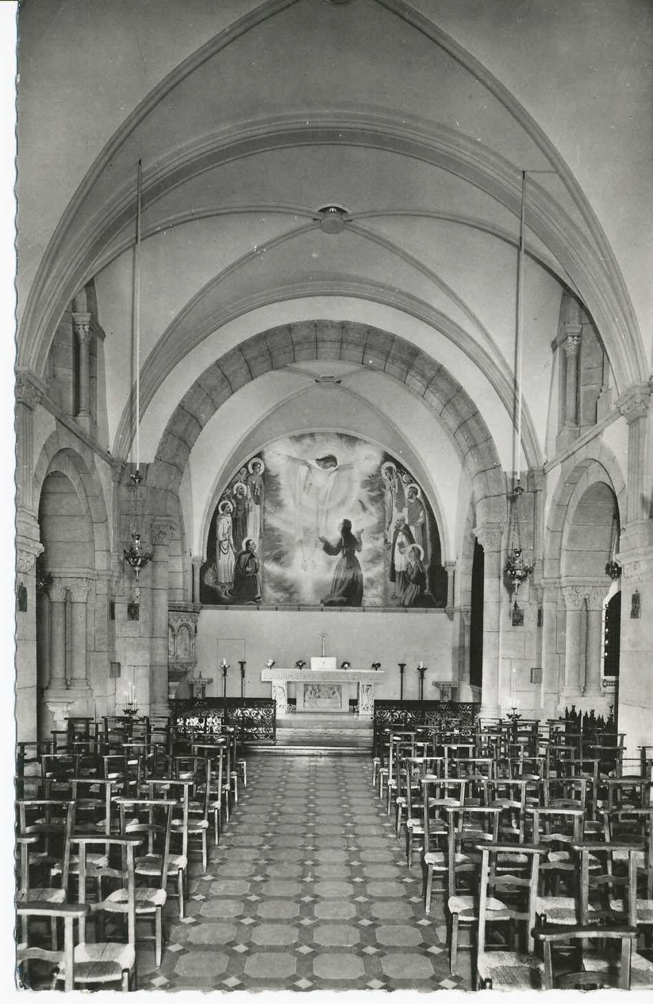 Paray-le-Monial. Intérieur de la chapelle des Apparitions après sa restauration : 1966.