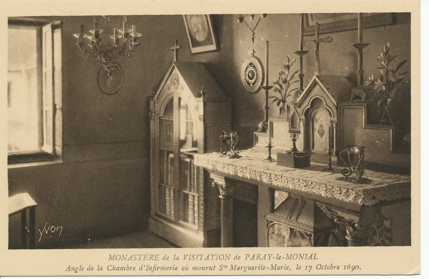 Monastère de la Visitation de Paray-le-Monial. Angle de la chambre d'infirmerie où mourut sainte Marguerite-Marie, le 17 octobre 1690.