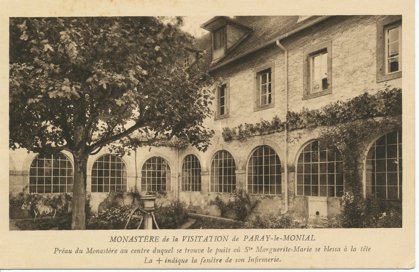 Monastère de la Visitation de Paray-le-Monial. Préau du monastère au centre duquel se trouve le puits où sainte Marguerite-Marie se blessa à la tête. La croix indique la fenêtre de son infirmerie.