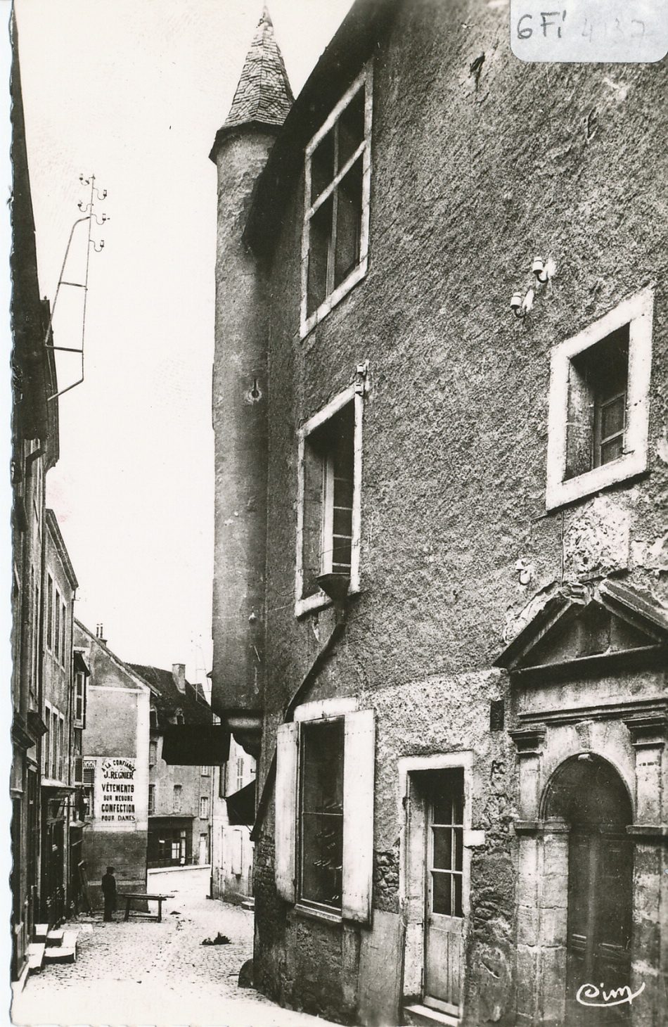 Saint-Gengoux-le-National. Echauguette et maison des Concurés. Cette échauguette montée sur encorbellement est remarquable par son élégance, donne bien l'aspect guerrier qu'était la ville. C'est à l'intérieur de ces guérites de pierre, attachées aux habitations comme des nids d'hirondelles, que se tenaient des veilleurs de nuit et les sentinelles de jour, en temps de guerre.
