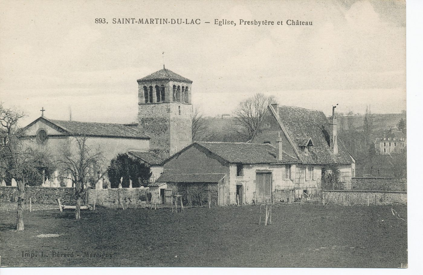 Saint-Martin-du-Lac. Eglise, presbytère et château.