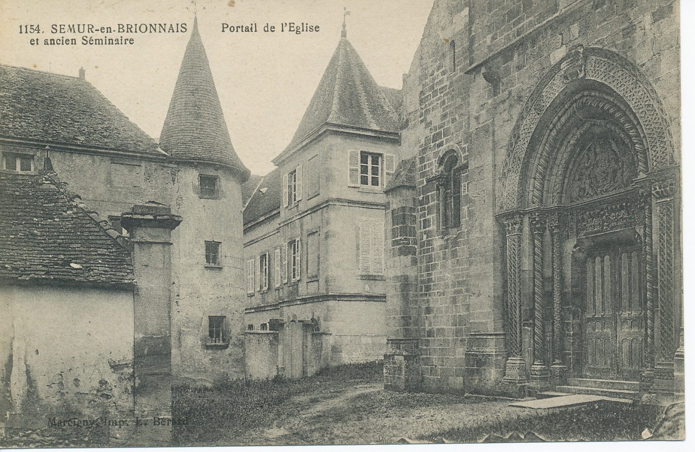 Semur-en-Brionnais. Portail de l'église et ancien séminaire.