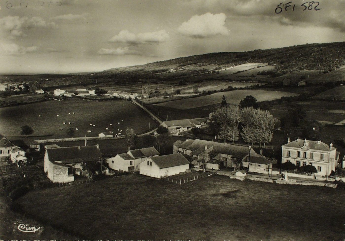 Bray. Vue générale aérienne avec l'école.