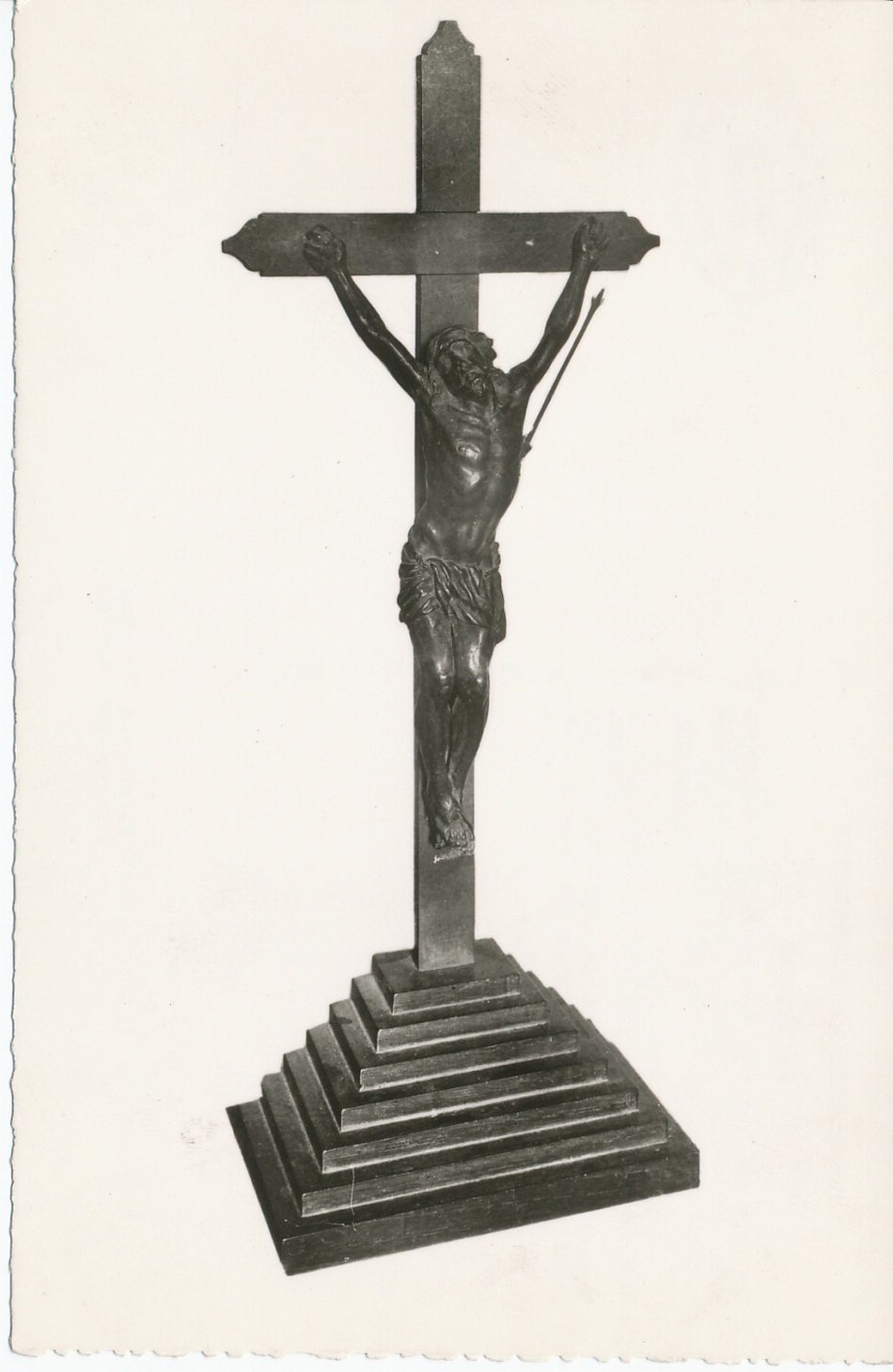 Souvenirs de Lamartine. Le crucifix : "Toi que j'ai recueilli sur sa bouche expirante, Avec son dernier souffle et son dernier adieu, Symbole deux fois saint, don d'une voix mourante, Image de mon Dieu ! Que de pleurs ont coulé sur tes pieds que j'adore, Depuis l'heure sacrée ou du sein d'un martyr, Dans mes tremblantes mains tu passas tiède encore, De ton dernier soupir."