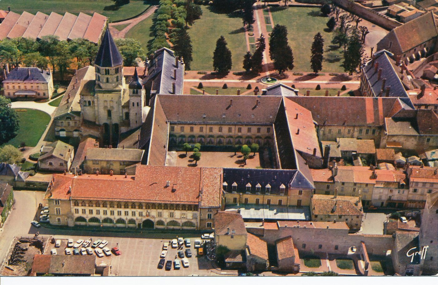 En Bourgogne. L'abbaye de Cluny.