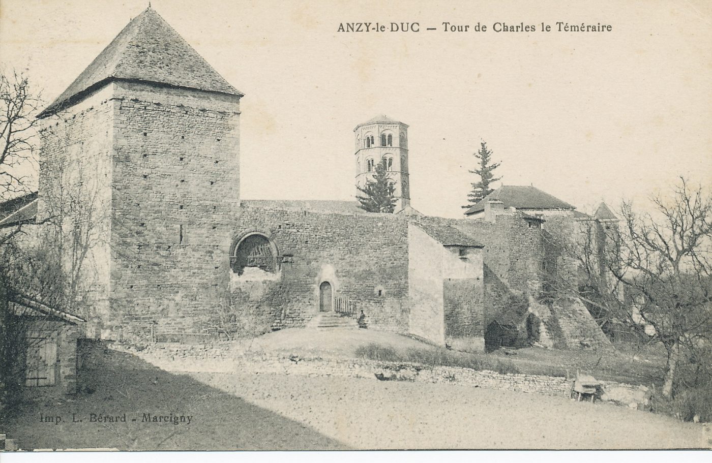 Anzy-le-Duc. Tour de Charles le Téméraire.