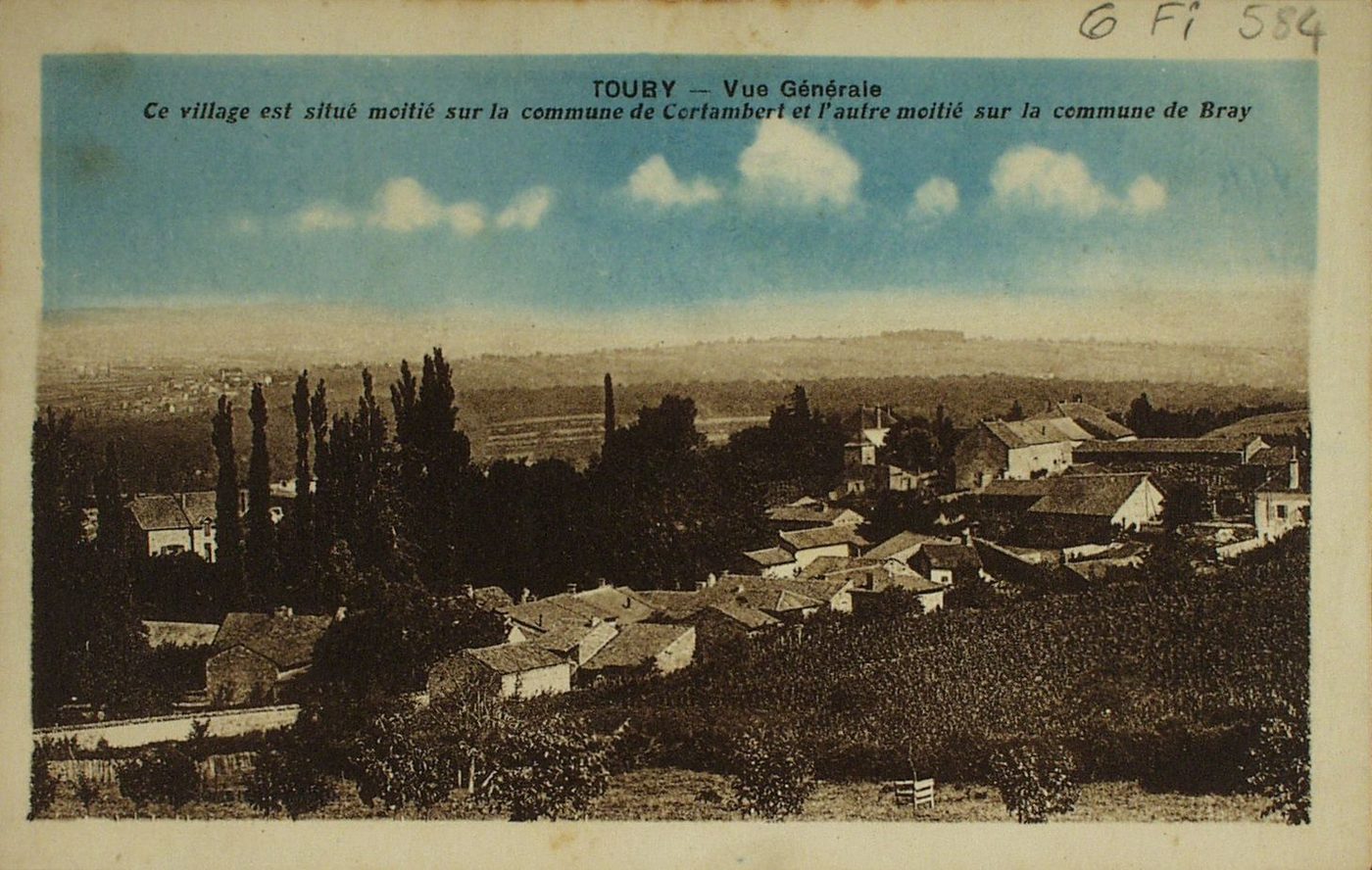Toury. Vue générale. Ce village est situé moitié sur la commune de Cortambert et l'autre moitié sur la commune de Bray.