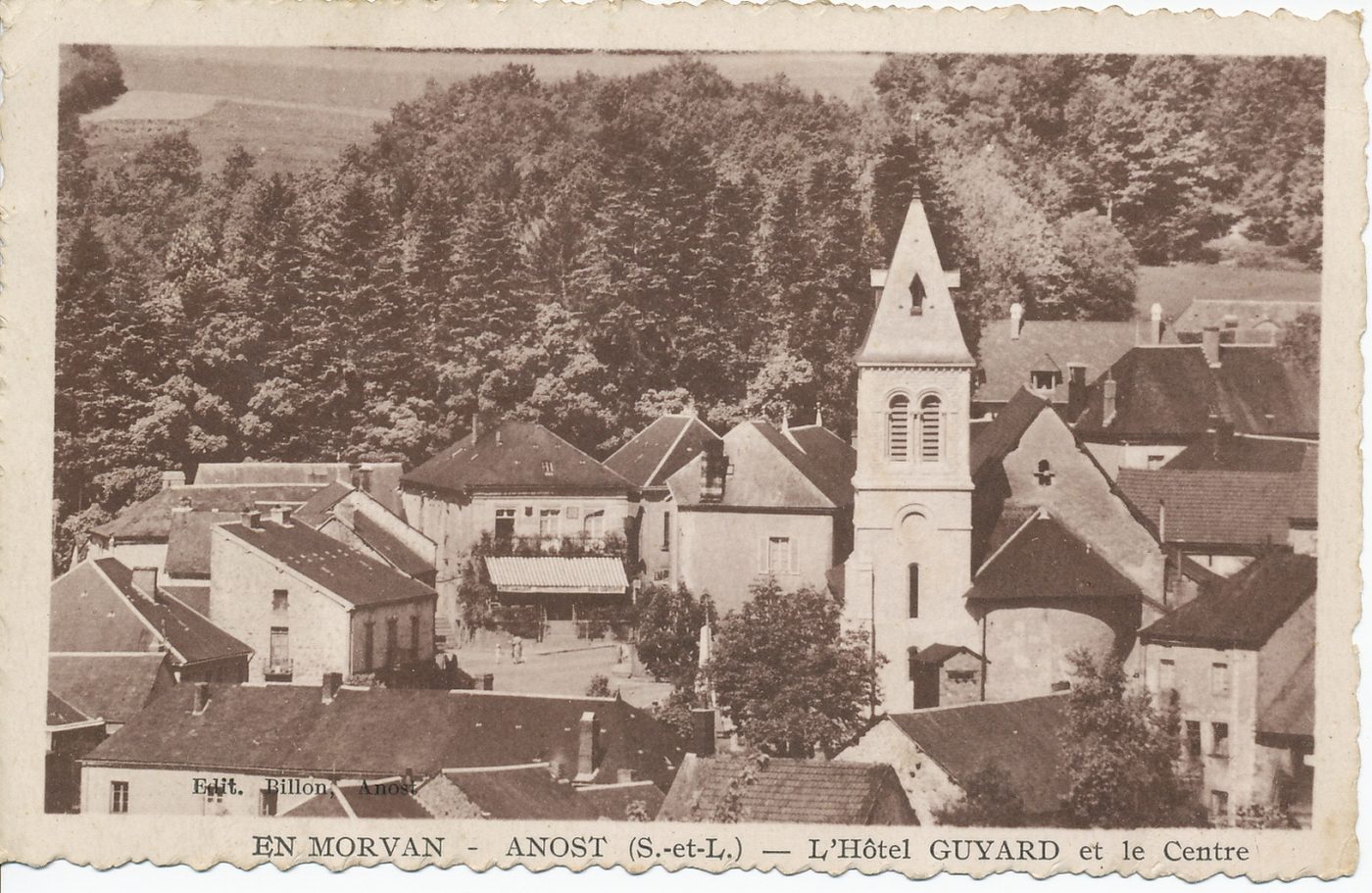 En Morvan. Anost. L'hôtel Guyard et le centre.