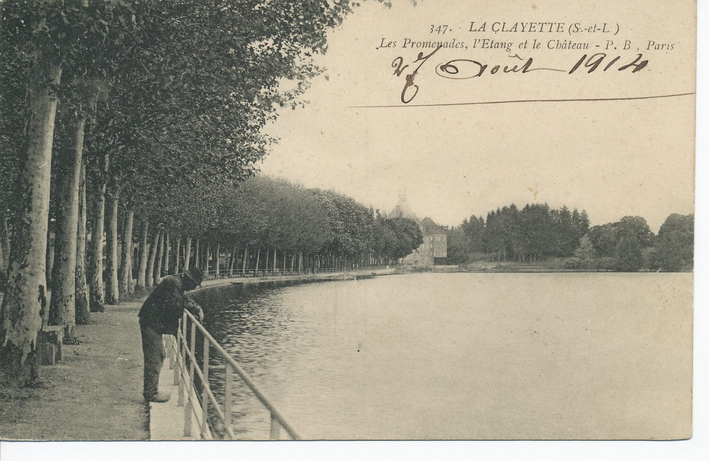 La Clayette. Les promenades, l'étang et le château.