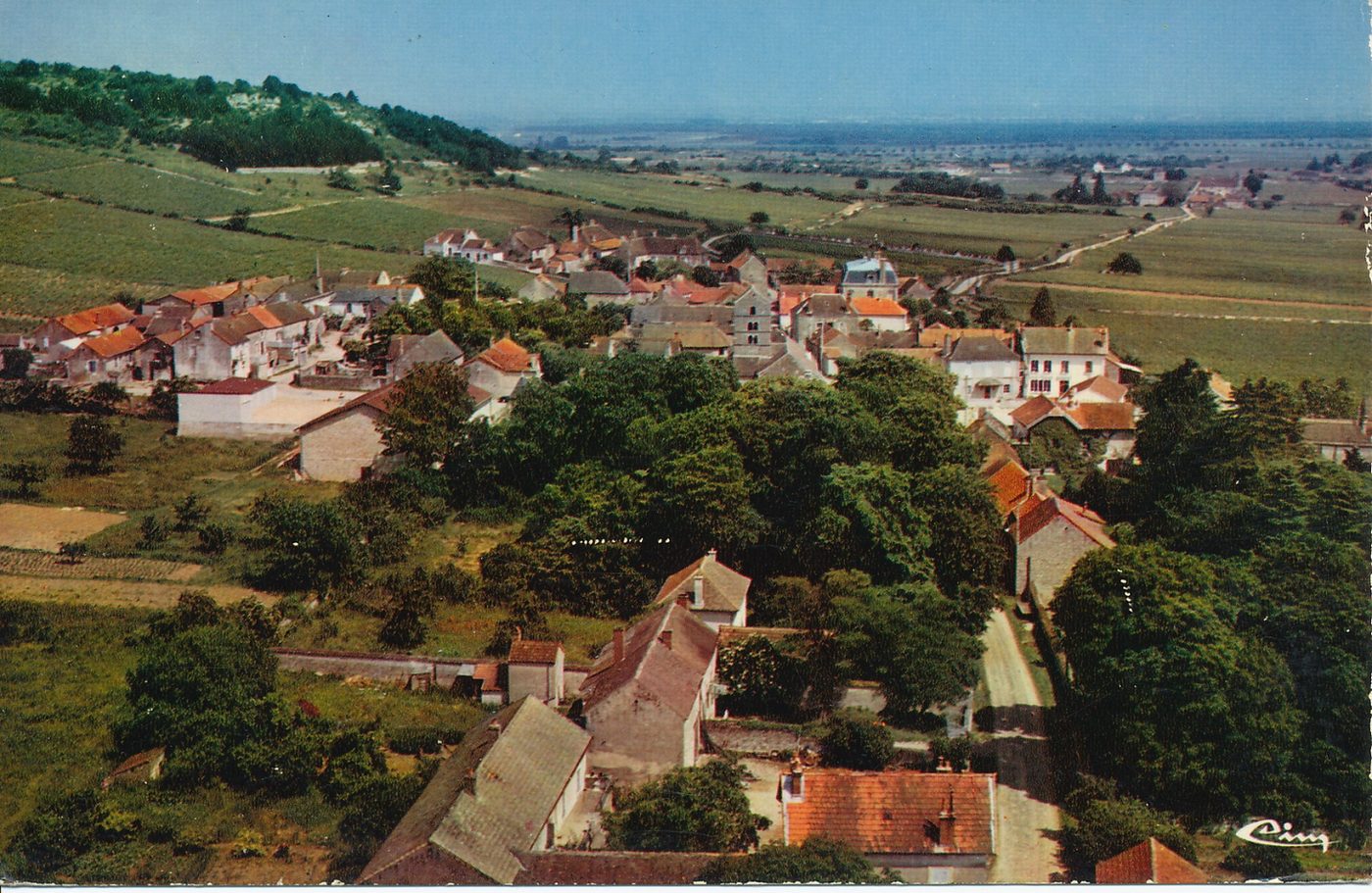 Mercurey. Vue générale aérienne sur le bourg.