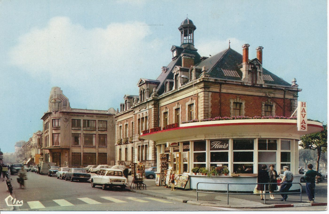 Montceau-les-Mines. Rue Carnot. Hôtel de ville et la poste.