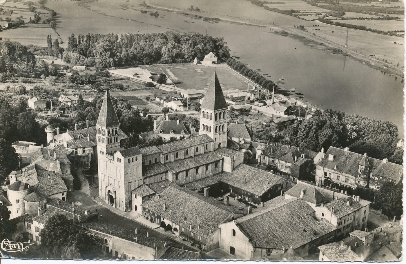 Tournus. Vue aérienne sur l'abbaye, l'église Saint-Philibert. La Saône.