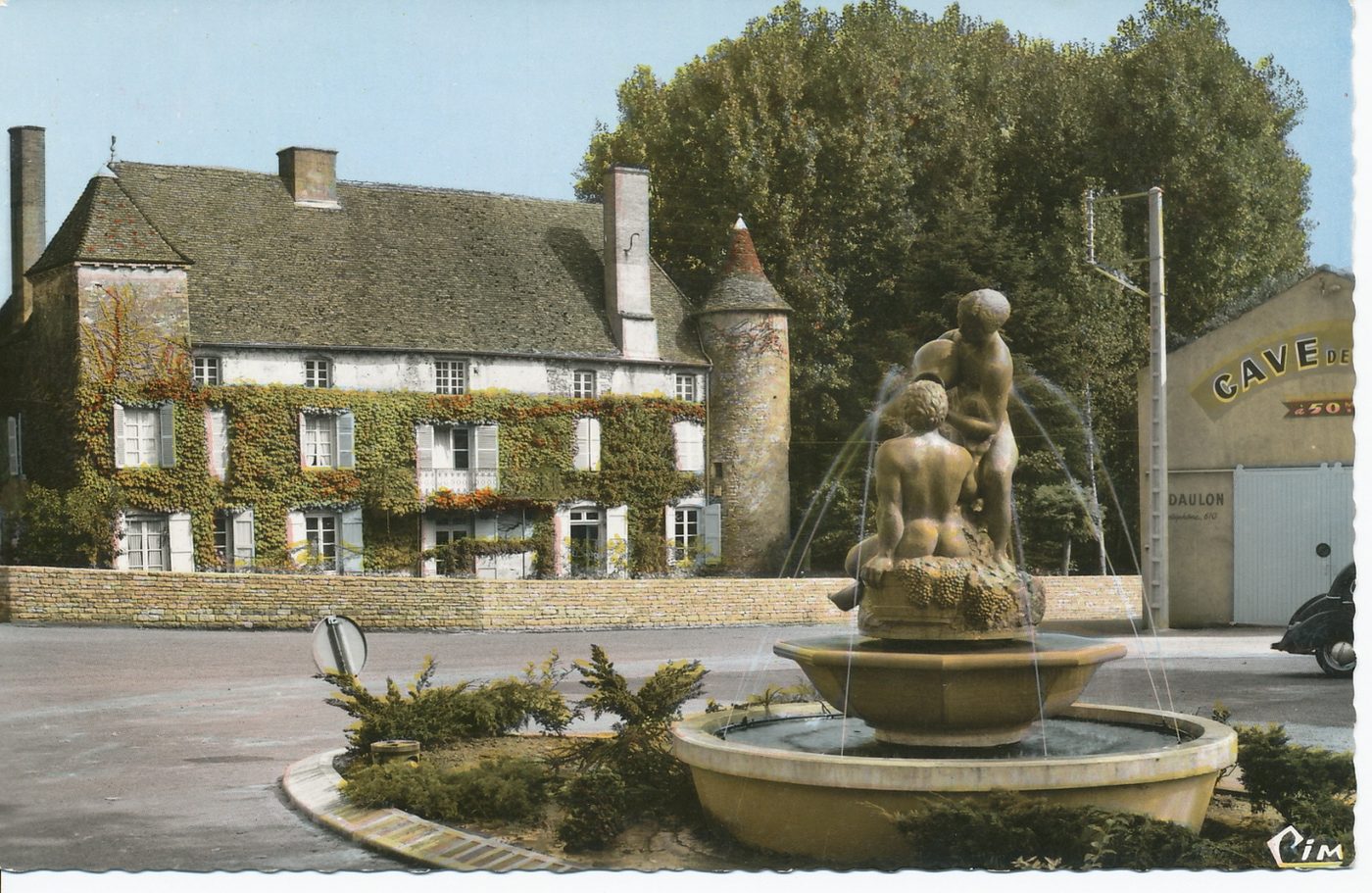 Viré. Le vieux château et le monument à la gloire du vin et du jumelage : Viré-Montmartre.