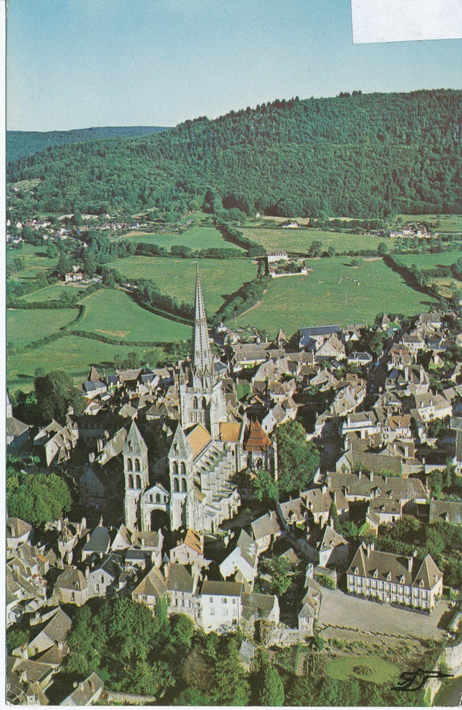 Autun. Vue aérienne de la cathédrale.