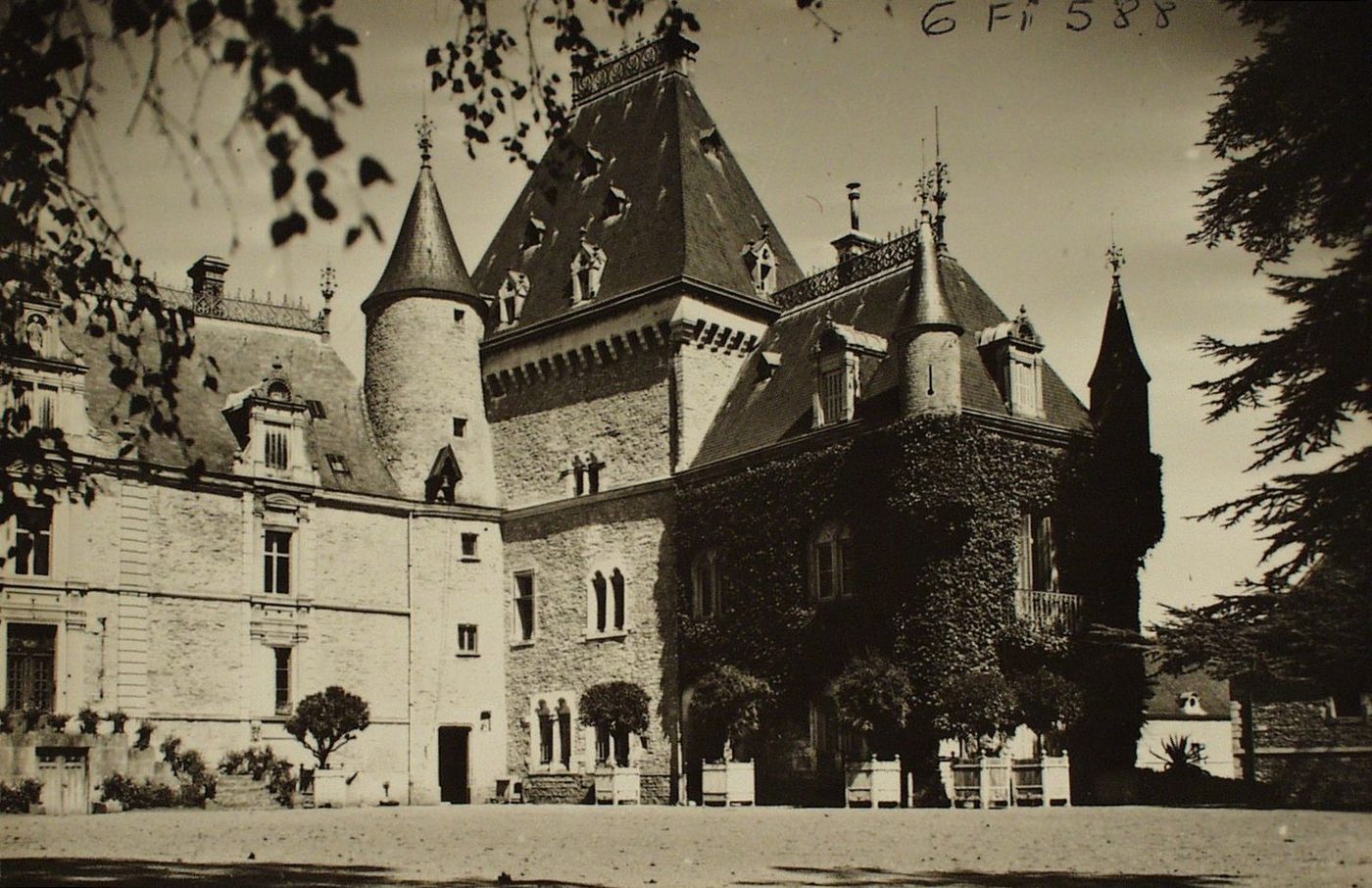 Bresse-sur-Grosne. Le château. La cour d'honneur.