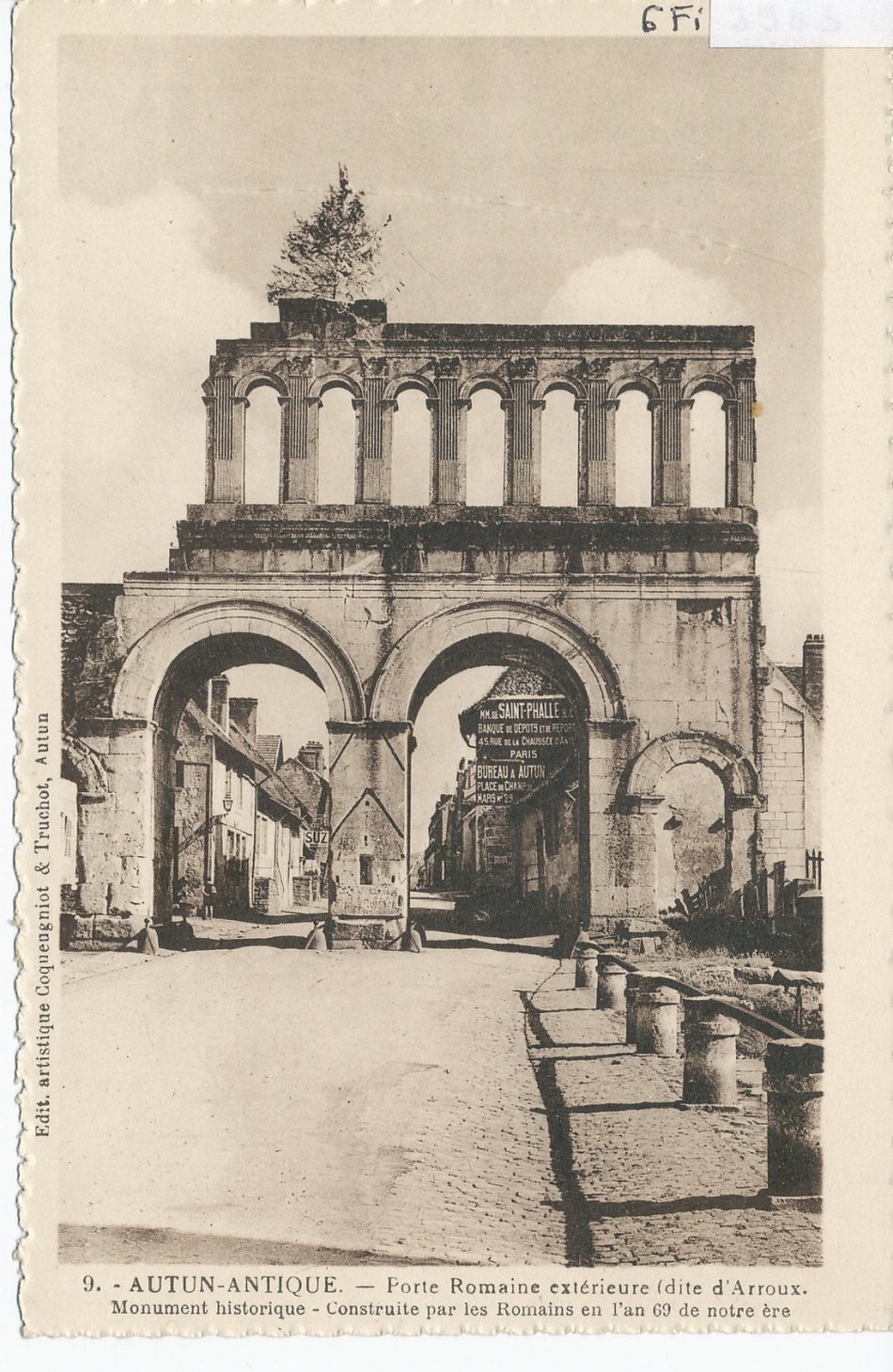 Autun antique. Porte romaine extérieure dite d'Arroux. Monument historique. Construite par les Romains en l'an 69 de notre ère.
