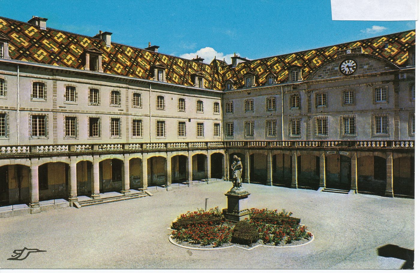 Autun. L'école militaire. La cour intérieure.