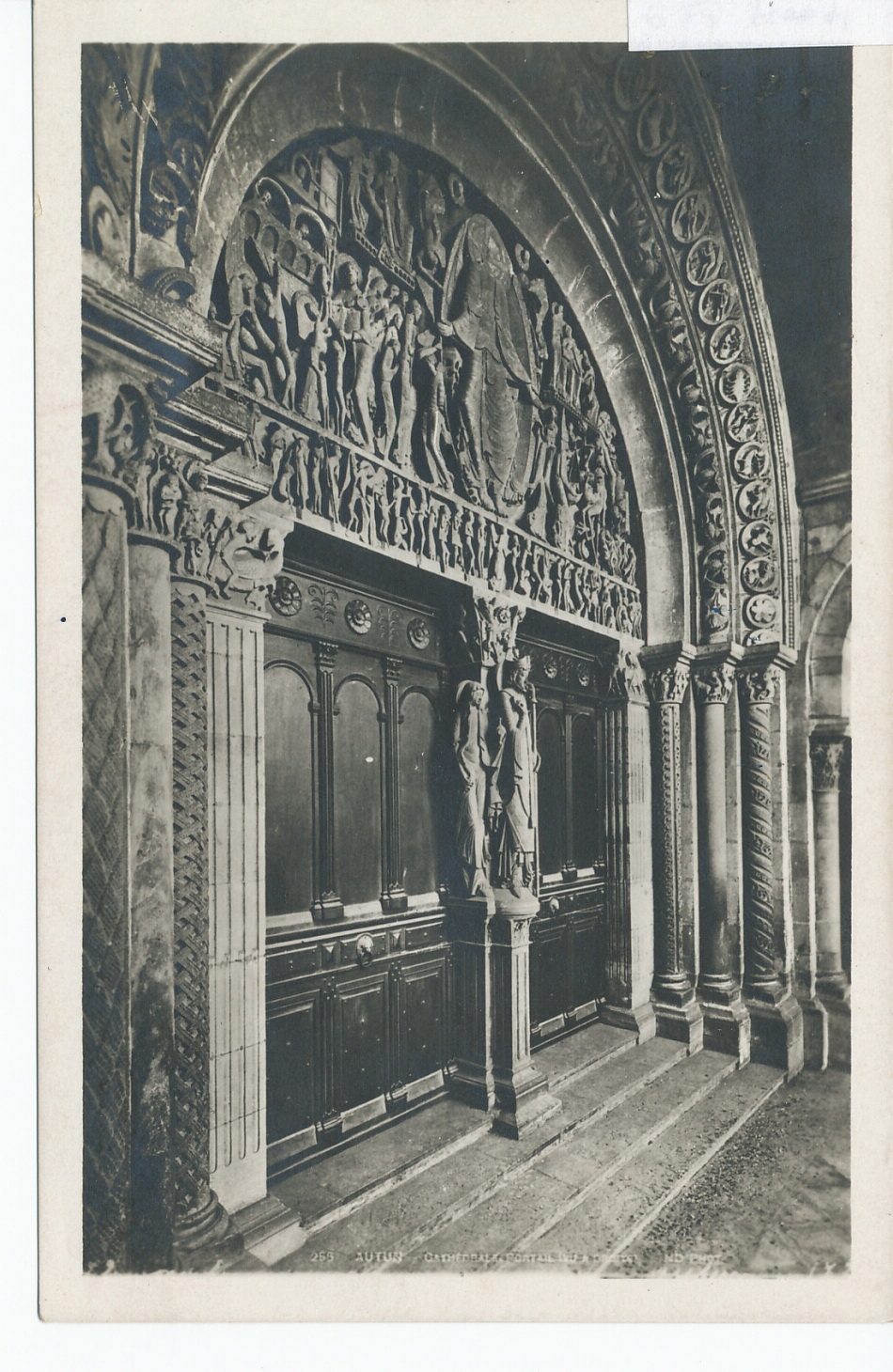 Autun. La cathédrale. Le portail et le tympan.