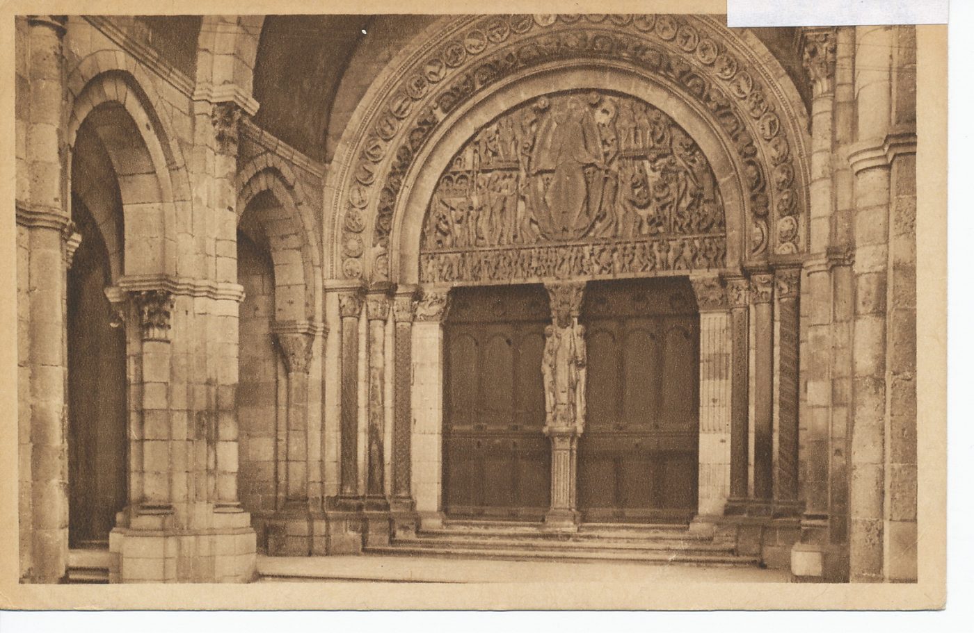 Autun antique. Cathédrale Saint-Lazare. Le tympan de la porte centrale (XIIe s.) montre un des Jugements derniers les plus anciens et les plus complets.