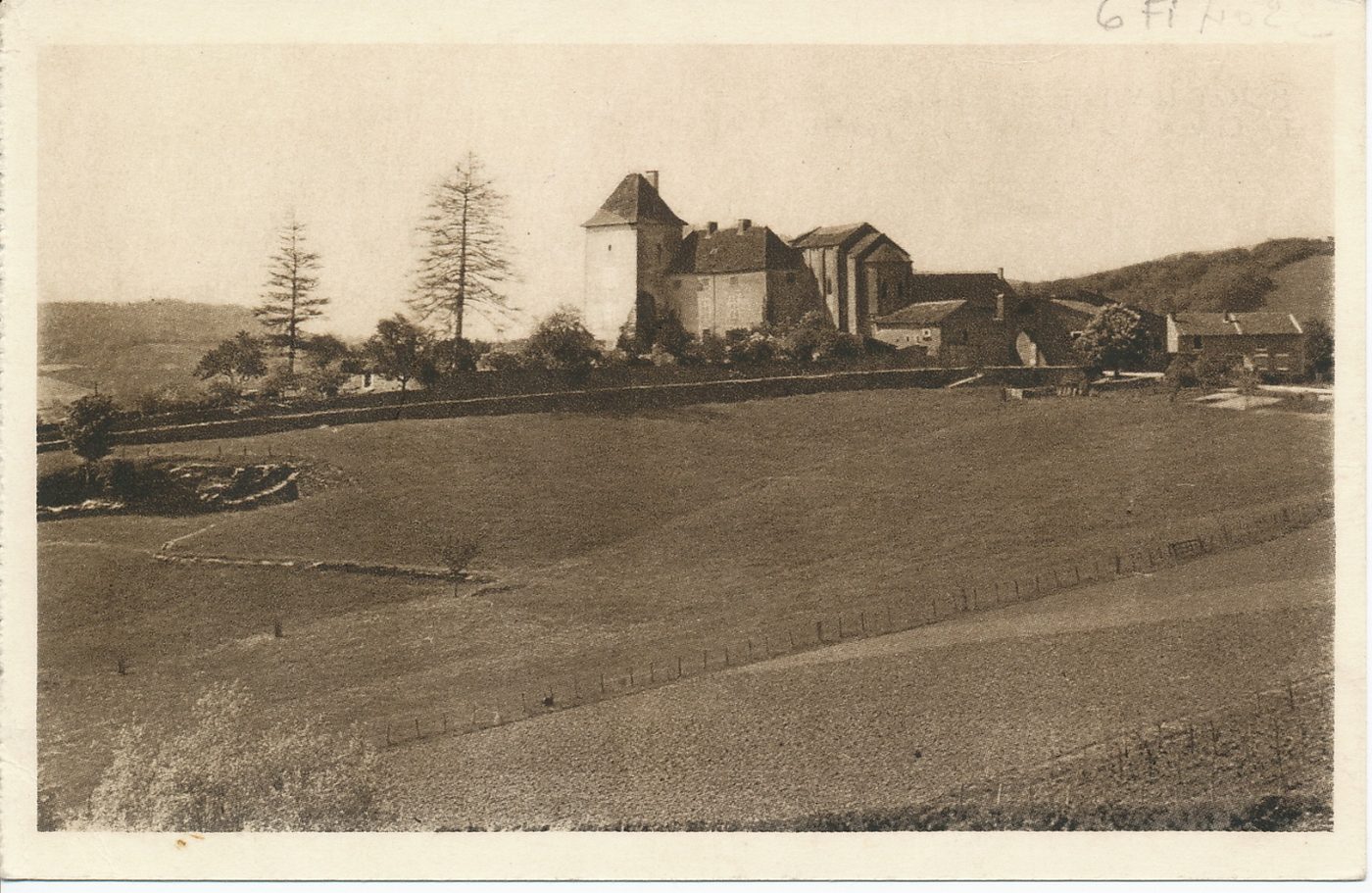 Berzé-la-Ville. Le château des Moines et la chapelle.