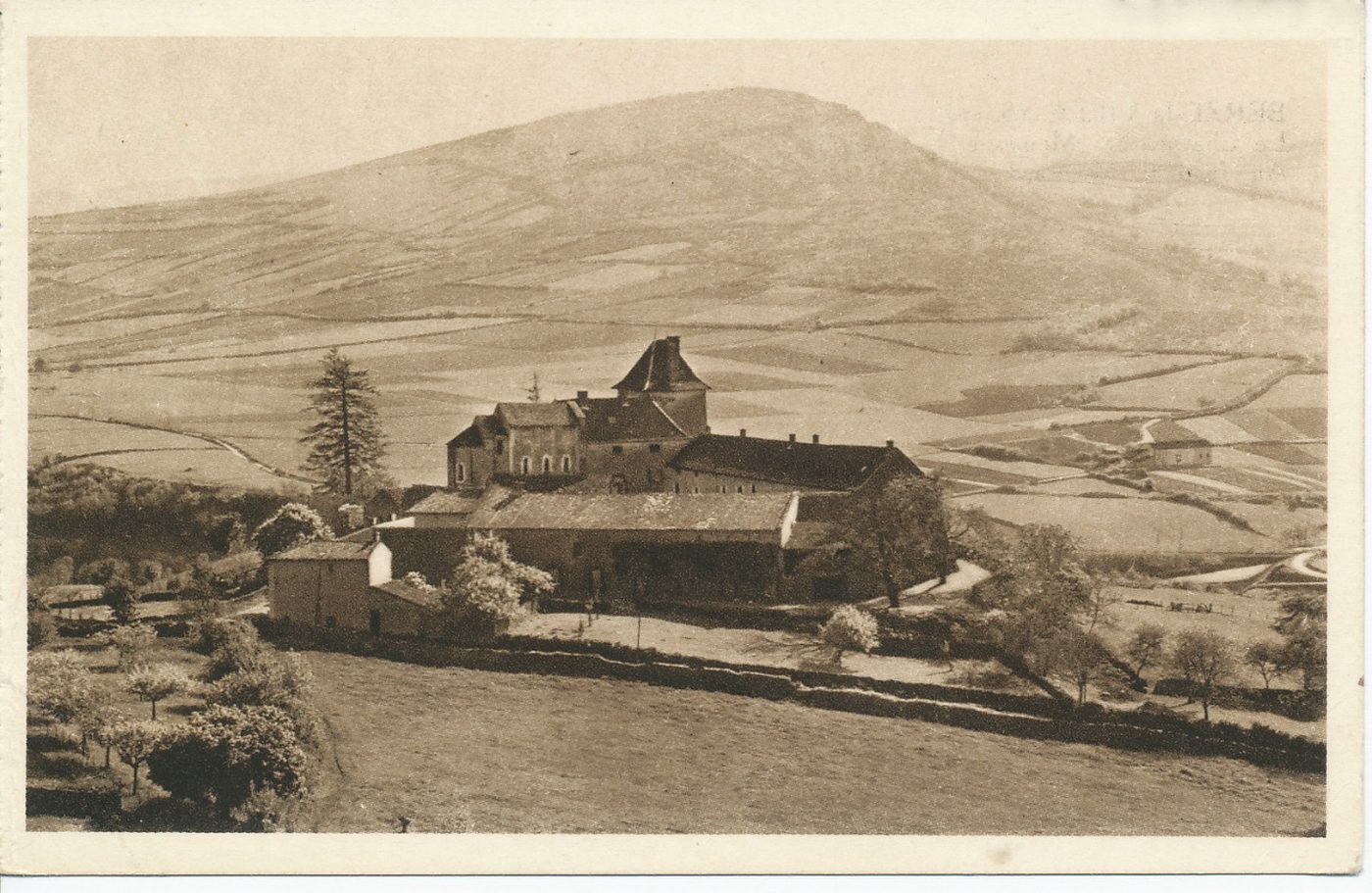 Berzé-la-Ville. Le château des Moines et la chapelle. Au fond le Montsard.