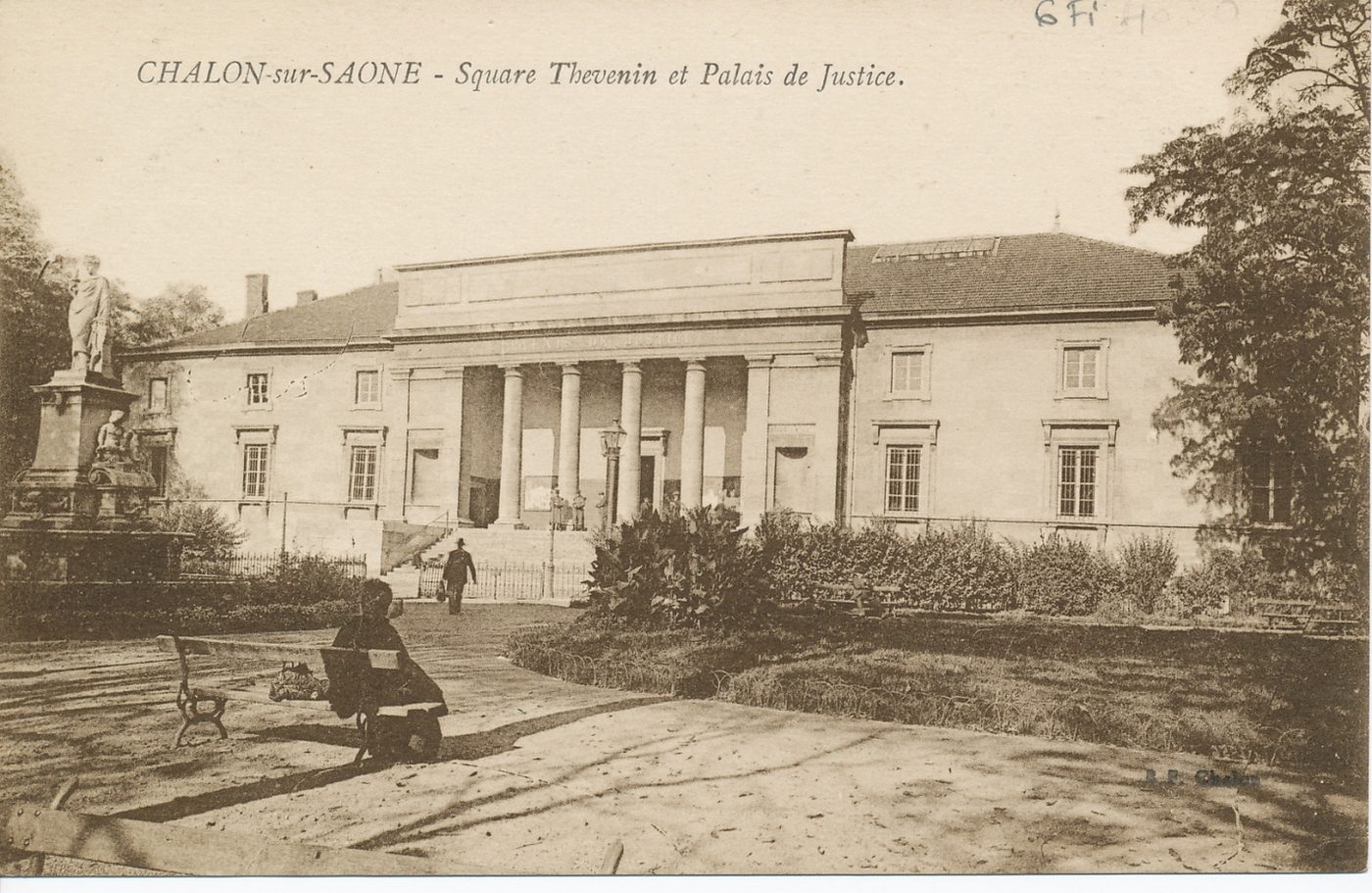 Chalon-sur-Saône. Square Thevenin et palais de justice.