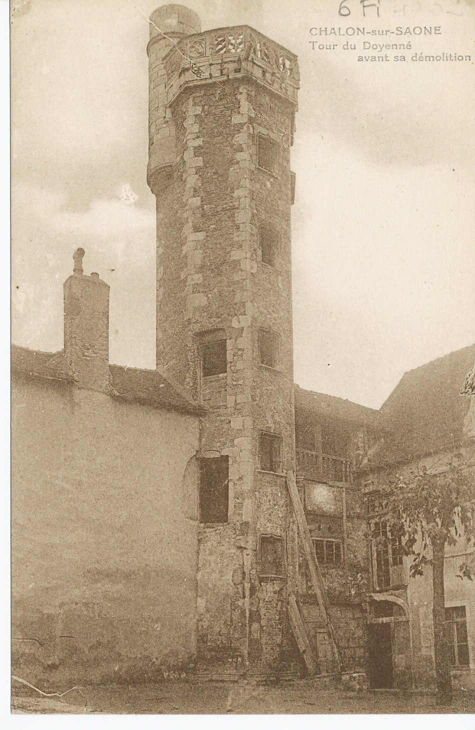 Chalon-sur-Saône. Tour du Doyenné avant sa démolition.