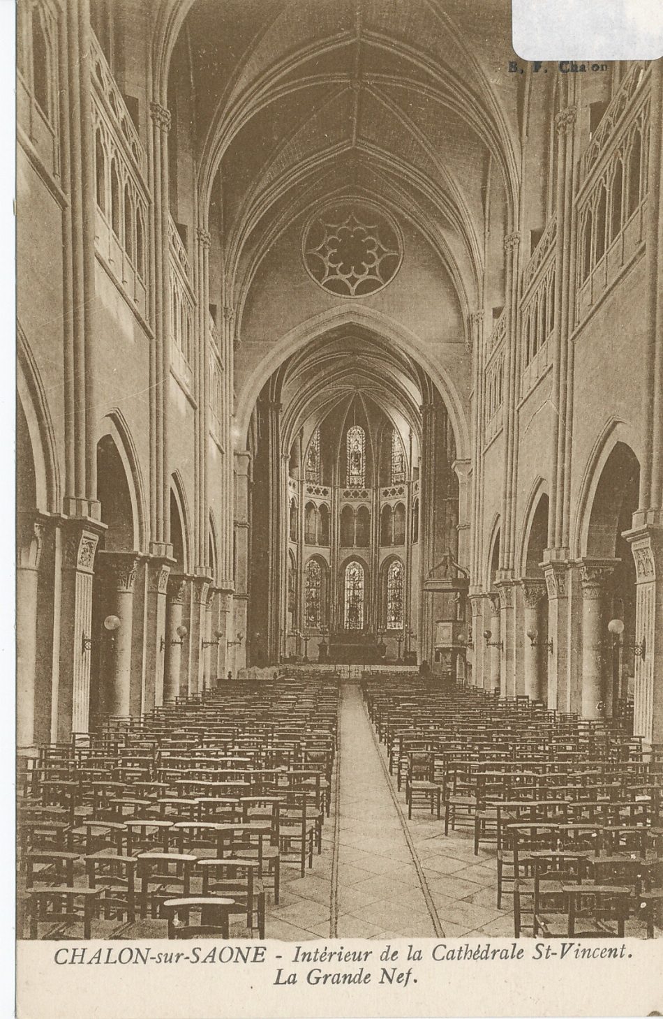 Chalon-sur-Saône. Intérieur de la cathédrale Saint-Vincent. La grande nef.