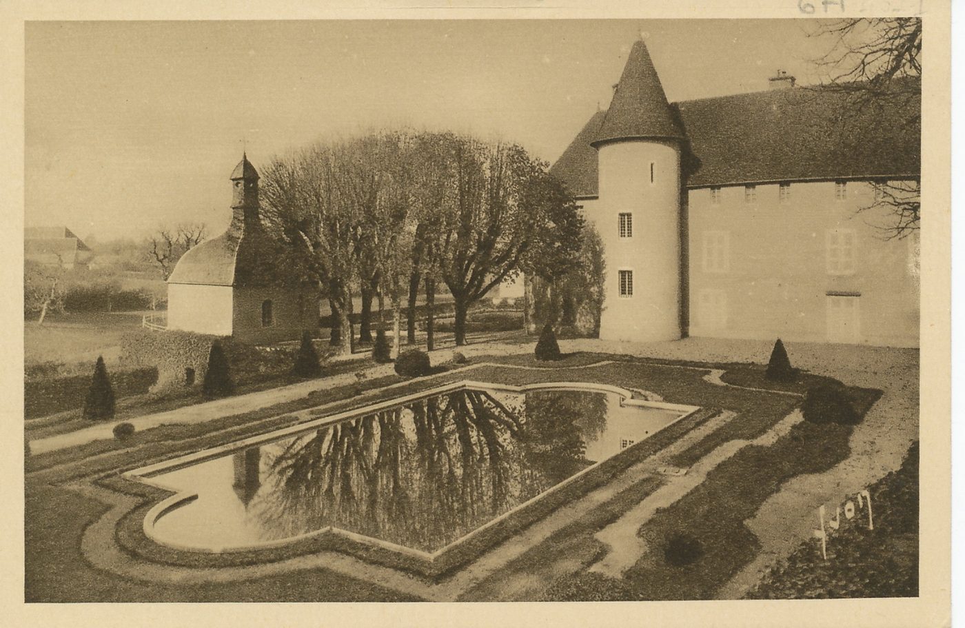 Château de Corcheval. sainte Marguerite-Marie Alacoque y passa quatre années de son enfance chez sa marraine, et chapelle où elle fit son voeu de chasteté à l'âge de 4 ans.