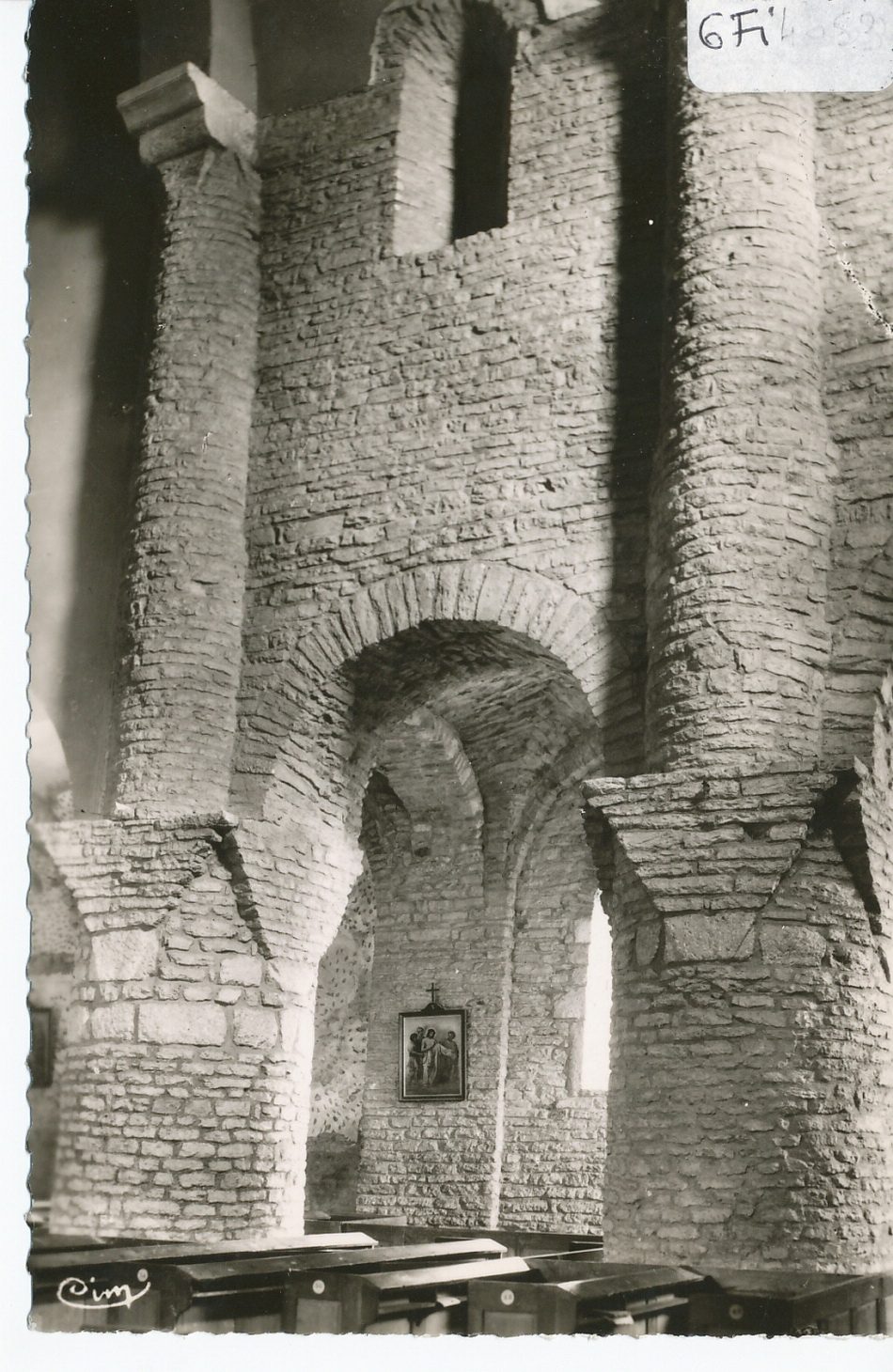 Chapaize. Les piliers de l'église bâtie ver l'an mille par les bénédictins de Saint-Pierre de Chalon.