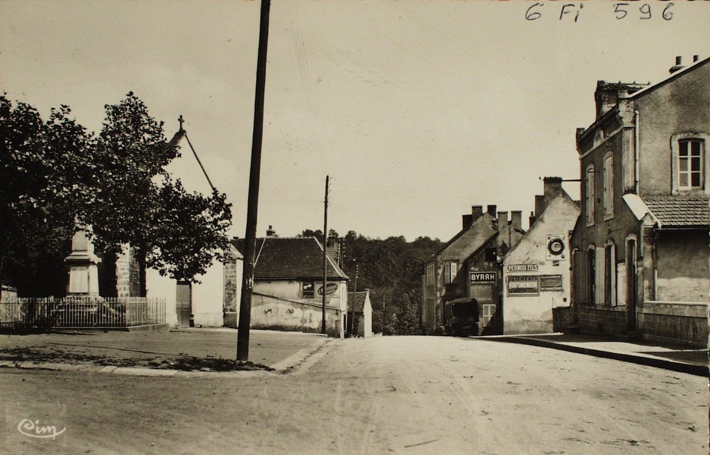 Le Breuil. Place de l'église. La mairie.