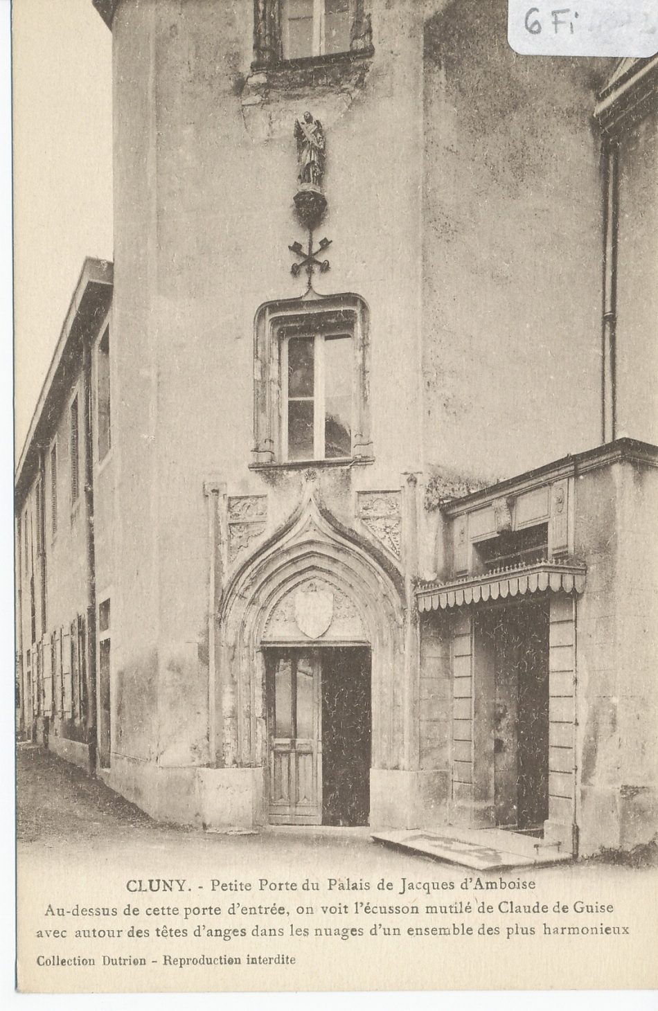 Cluny. Petite porte du palais de Jacques d'Amboise. Au-dessus de cette porte d'entrée, on voit l'écusson mutilé de Claude de Guise avec autour des têtes d'anges dans les nuages d'un ensemble des plus harmonieux.