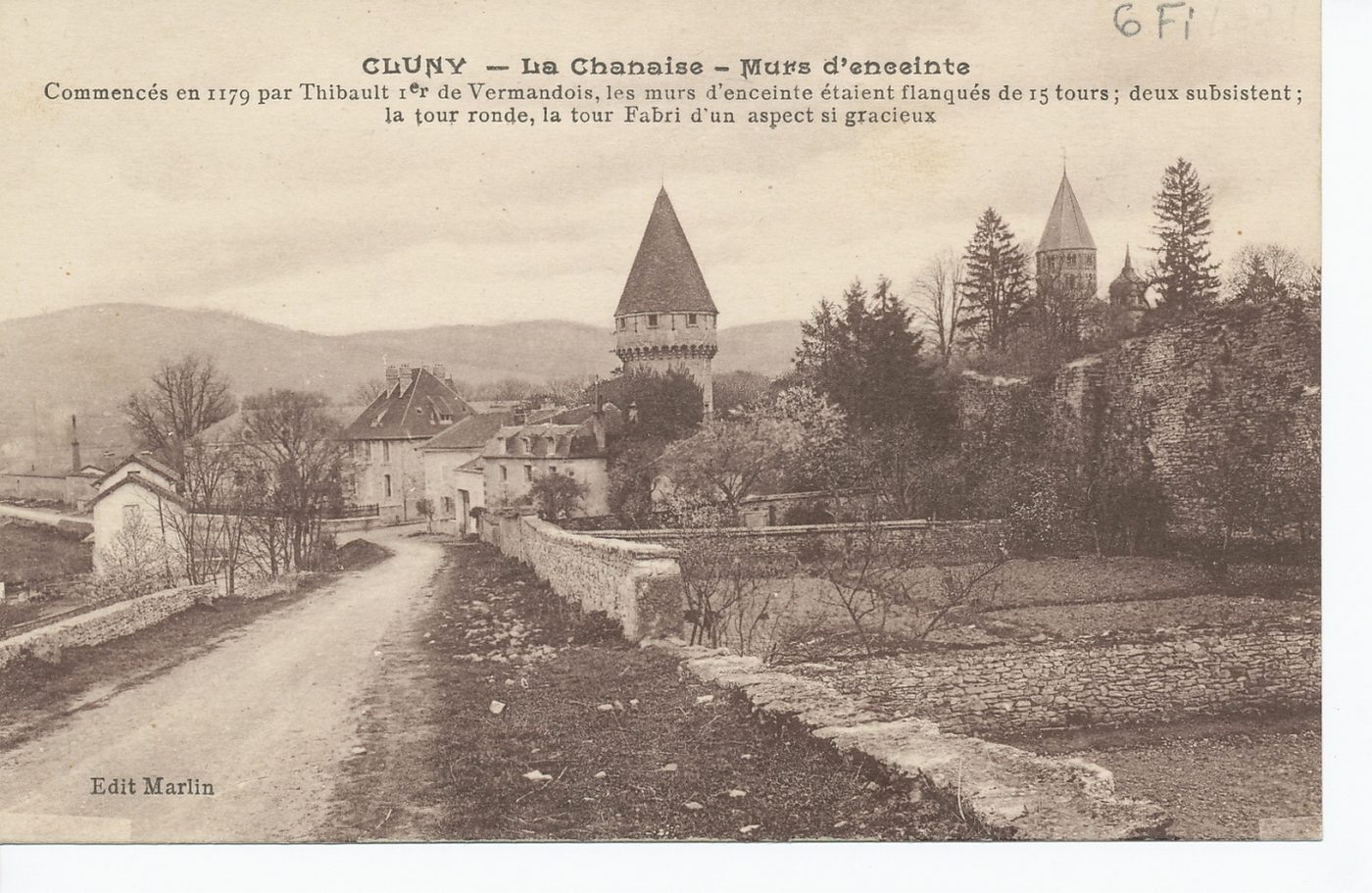 Cluny. La Chanaise. Murs d'enceinte. Commencés en 1179 par Thibault 1er de Vermandois, les murs d'enceinte étaient flanqués de 15 tours ; deux subsistent ; la tour Ronde, la tour Fabri d'un aspect si gracieux.