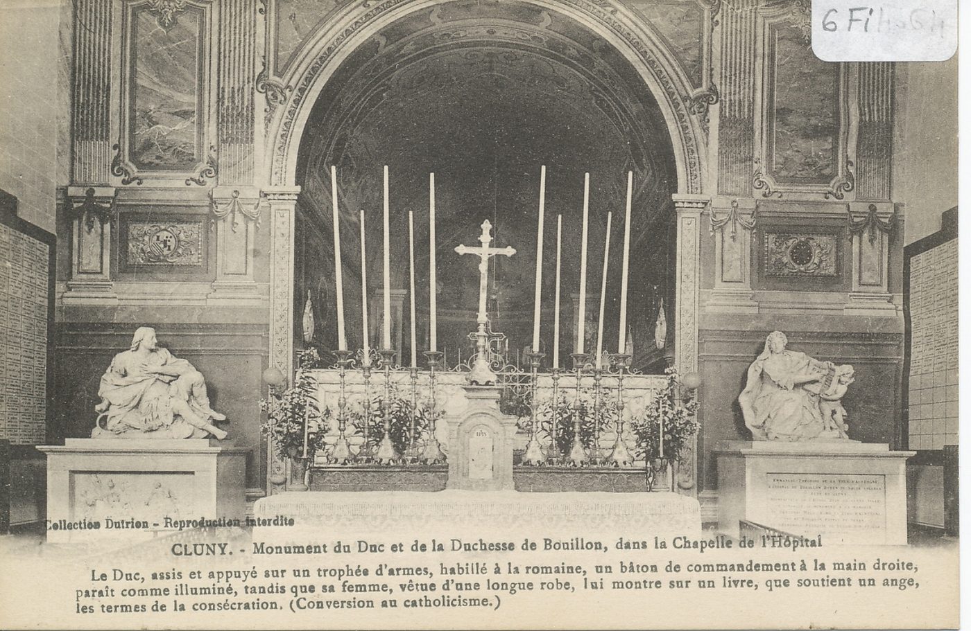 Cluny. Monument du duc et de la duchesse de Bouillon, dans la chapelle de l'hôpital. Le duc, assis et appuyé sur un trophée d'armes, habillé à la romaine, un bâton de commandement à la main droite, paraît comme illuminé, tandis que sa femme vêtue d'une longue robe, lui montre sur un livre, que soutient un ange, les termes de la consécration (conversion au catholicisme).