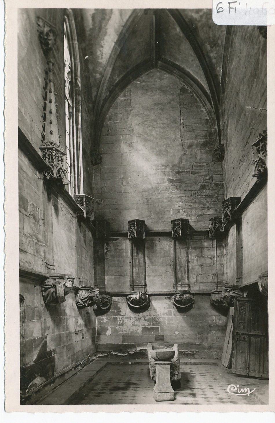 La chapelle de Bourbon. Style gothique de la fin du XVe s. 15 figures de patriarche et prophètes.