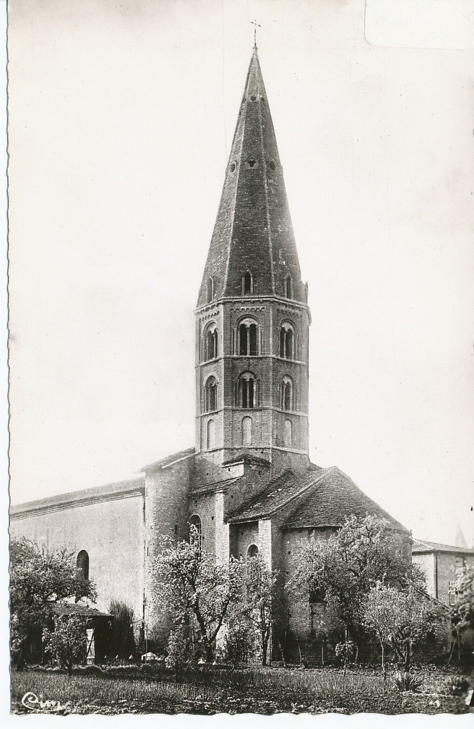 Cluny. Eglise Saint-Marcel (romane). Remarquable par son clocher octogonal de 42 m. percé de doubles fenêtres à colonnettes.