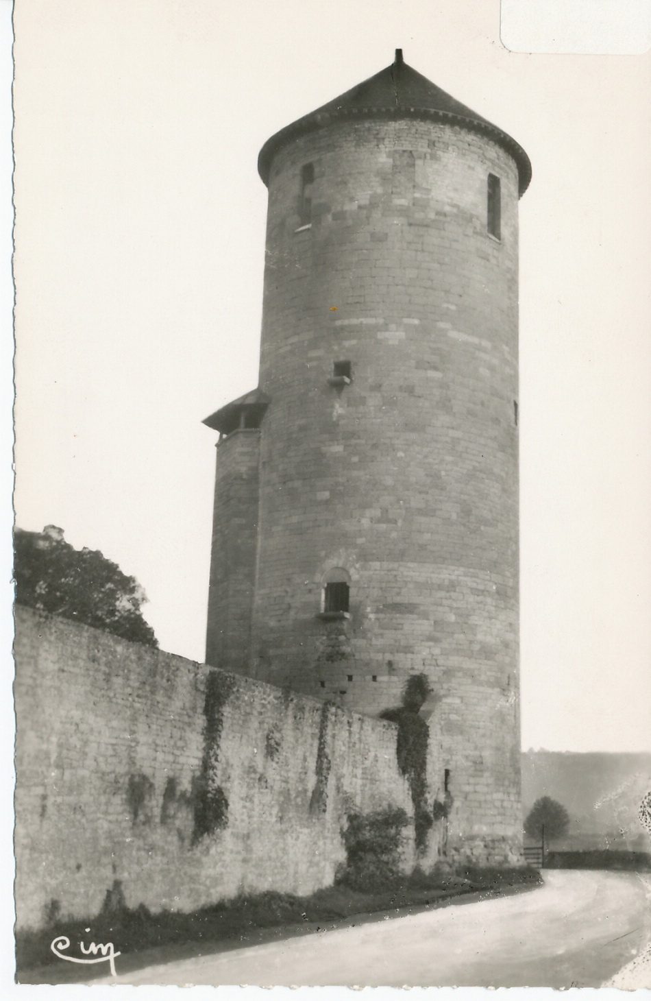 Cluny. La Tour Ronde. Les remparts étaient autrefois flanqués de 15 tours. Il n'en reste que 5 aujourd'hui, la tour ronde, la plus remarquable, à 30 m d'élévation, un escalier de 69 marches, monte à une 3e salle ; celle-ci est couverte d'un toit conique peu élevé sous lequel s'ouvraient des portes de sortie pour dresser des échafaudages en cas de siège. A sa partie supérieure on a établi, il y a quelques années, un observatoire.