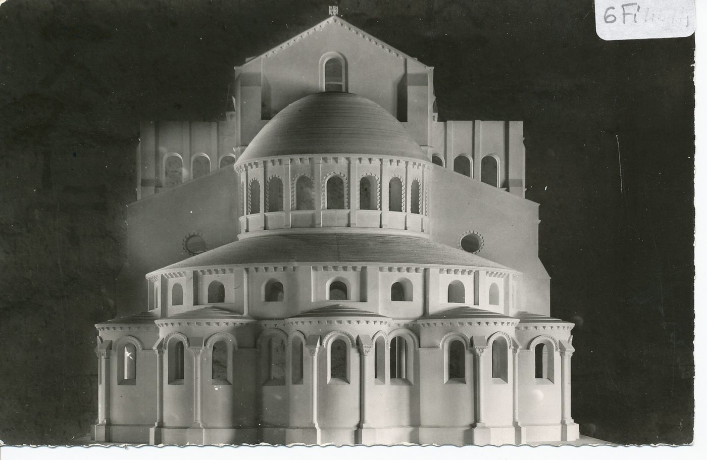 Cluny. La grande abbatiale de Saint-Hugues. Abside et absidioles. Maquette réalisée d'après les plans de Kenneth John Conant par M. et Mme Latapie, sculpteurs.