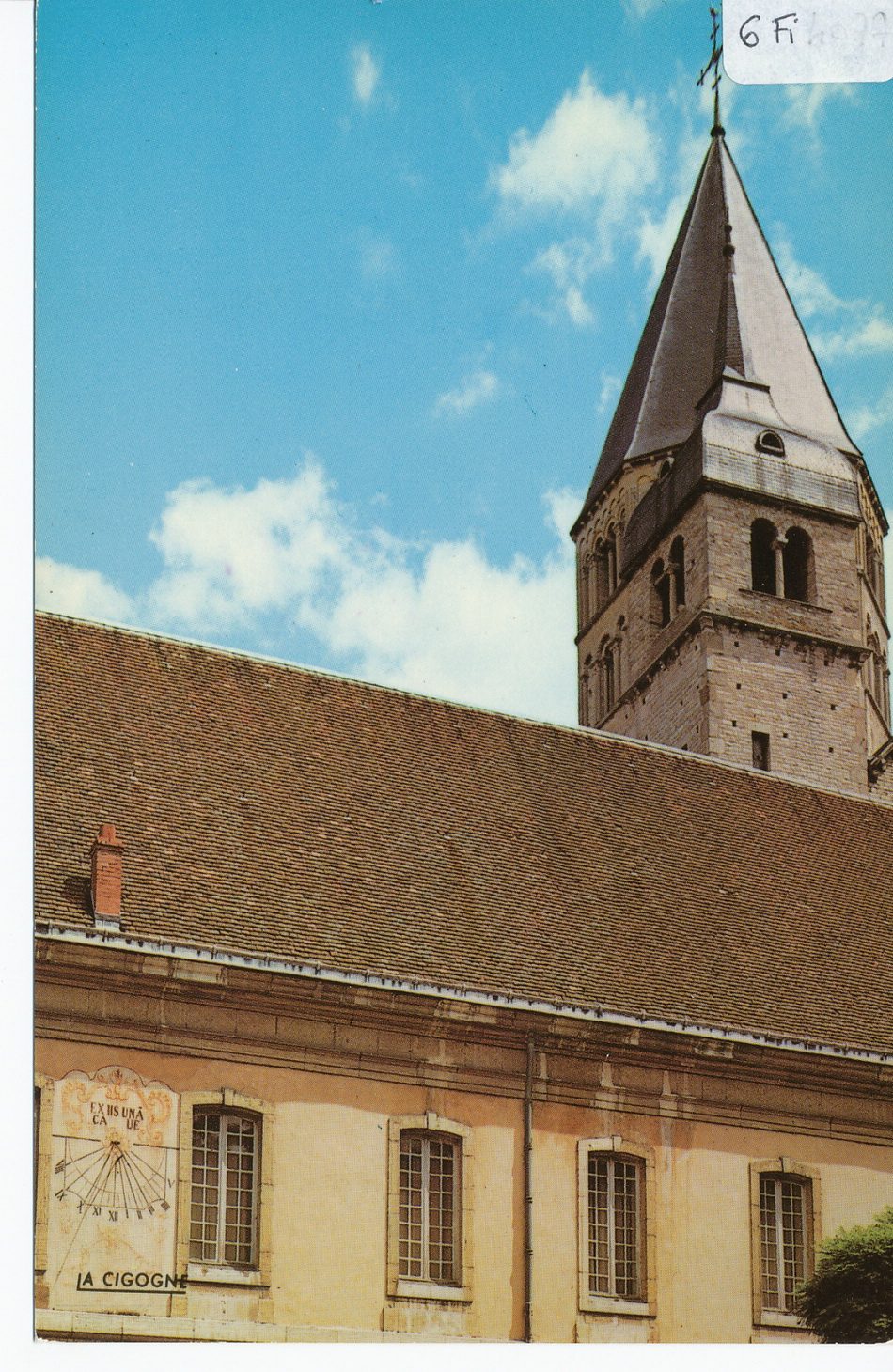 Cluny. L'abbaye, le clocher de l'Eau Bénite (XIIe s). Le cadran solaire.