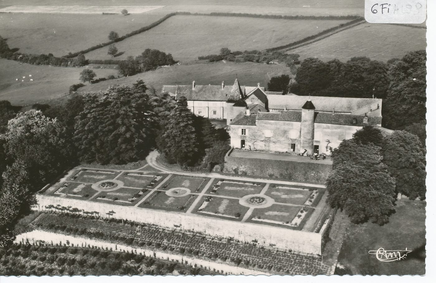 La Bourgogne historique et monumentale. Château de Butte à Vent à Cortambert. Vue aérienne. Situé au sommet d'une montagne d'où l'on jouit d'une vue magnifique et très étendue ; autrefois flanqué de 4 tours ; une seule subsiste aujourd'hui. En 1235, Josserand de Brancion le céda à l'abbaye de Cluny, cette dernière le posséda jusqu'à la Révolution ; il fut vendu l'année suivante. Le 30 juillet 1789, 18 brigands du Mâconnais le dévastèrent. Il appartient actuellement à M. de Valence.
