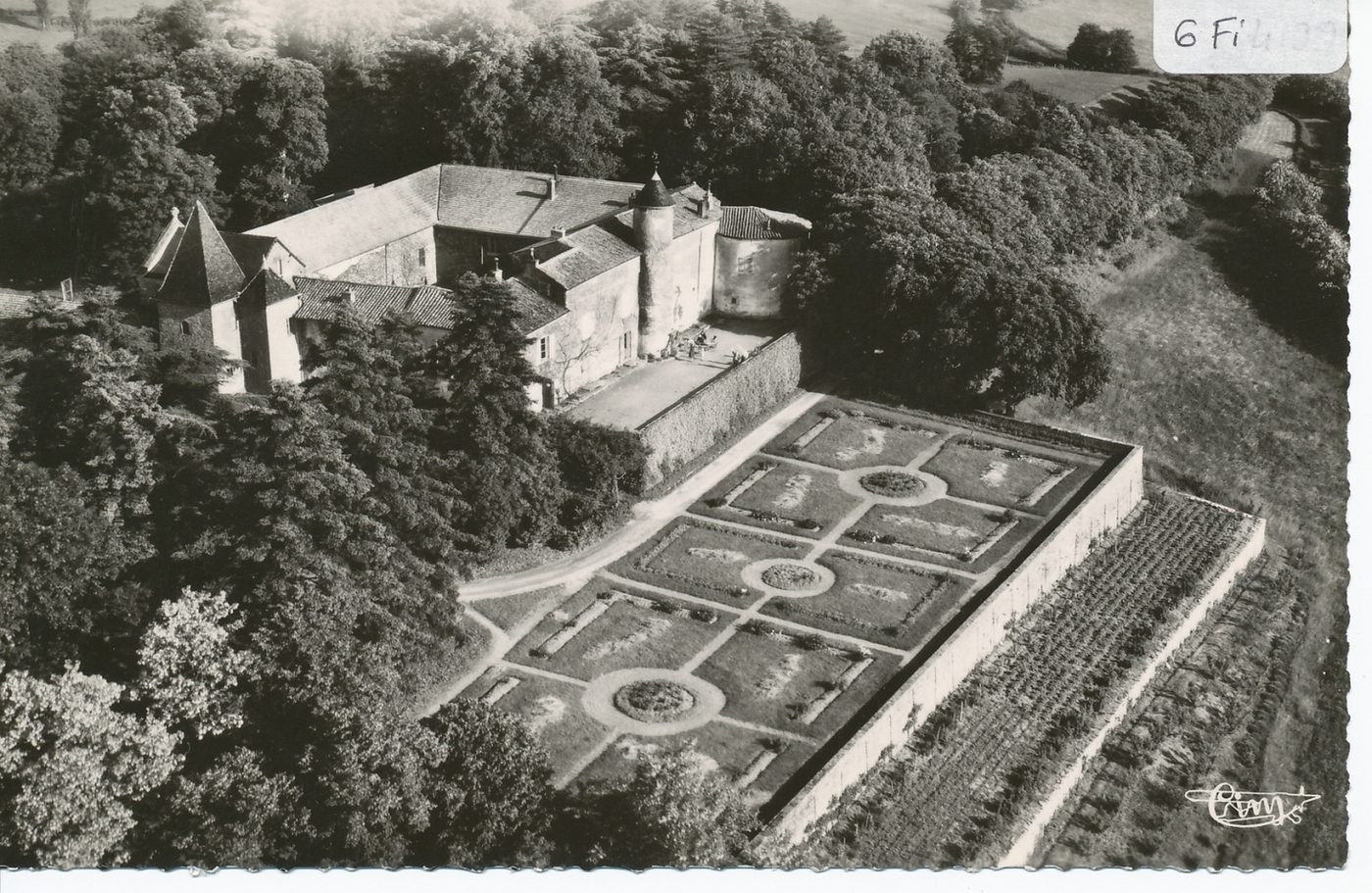 La Bourgogne historique et monumentale. Château de Butte à Vent à Cortambert. Vue aérienne. Situé au sommet d'une montagne d'où l'on jouit d'une vue magnifique et très étendue ; autrefois flanqué de 4 tours ; une seule subsiste aujourd'hui. En 1235, Josserand de Brancion le céda à l'Abbaye de Cluny, cette dernière le posséda jusqu'à la Révolution ; il fut vendu l'année suivante. Le 30 juillet 1789, 18 brigands du Mâconnais le dévastèrent. Il appartient actuellement à M. de Valence.